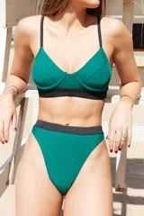 Conjunto de bikini verde esmeralda con corpiño con aro y breteles finos regulables, y bombacha tipo colaless de tiro alto.