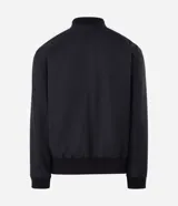 Campera bomber negra para hombre, confeccionada en poliéster con cierre frontal de cremallera, cuello, puños y dobladillo elásticos acanalados, y bolsillos laterales.