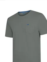 Remera de jersey de algodón orgánico color gris, con calce regular, mangas cortas y bolsillo en el pecho que incluye un sutil bordado de pato en contraste.