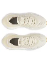 Championes Under Armour W Phantom 4 color beige, con amortiguación UA HOVR, suela blanca y base de goma color caramelo.