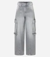 Pantalón recto de jeans gris, con bolsillos cargo laterales y cierre de botón y cremallera.