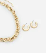 Conjunto de collar corto de eslabones dorados con efecto martillado y aros tipo argolla gruesa con efecto martillado.