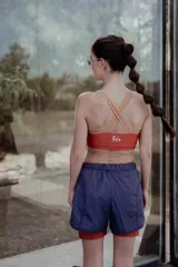 Short deportivo verde militar con cintura elástica y calza interna verde oscuro.