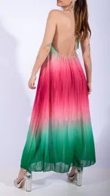 Vestido largo de fiesta con escote halter y falda plisada con degradé de verde a rosa.