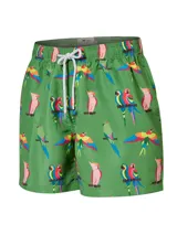 Short de baño de secado rápido con estampado de guacamayos sobre fondo verde. Cuenta con cintura elástica, cordón ajustable, bolsillos laterales y bolsillo trasero.