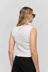 Musculosa gris melange de tejido acanalado, con cuello redondo y ajuste al cuerpo.