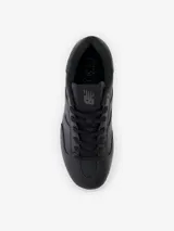 Championes urbanos New Balance modelo CT302, color negro con suela blanca, confeccionados en cuero sintético, con logo "N" característico en los laterales y entresuela alta.