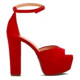Sandalias rojas de Via Uno, con plataforma alta, taco cuadrado y pulsera al tobillo.