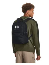 Mochila Under Armour color negro con logo estampado en blanco en el frente. Cuenta con compartimento principal con cierre, bolsillo frontal para objetos de valor, bolsillo lateral para botella y asa superior. Fabricada con tecnología UA Storm resistente al agua.