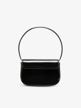 Bolso compacto tipo bandolera para mujer, con asa corta para llevar al hombro y correa desmontable opcional para usar cruzado. Confeccionado en cuero con acabado espejado brillante color morado. Presenta placa oval D galvanizada en la solapa.