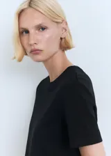 Camiseta de algodón de gramaje medio, con cuello redondo y manga corta, de corte regular y diseño recto.