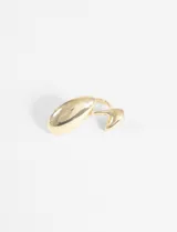 Anillo plateado con diseño de doble curva y acabado metálico.