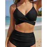 Bikini de dos piezas color fucsia. El top presenta un diseño cruzado en el frente con breteles finos ajustables, mientras que la bombacha es de tiro alto con detalle de frunces laterales.