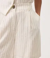 Bermuda femenina de viscolino con diseño a rayas, corte en A, frente cruzado con botón visible y cintura elastizada en la espalda.
