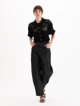 Pantalón Oslo de microfibra liviana color negro, de silueta amplia y tiro alto con cinturón incorporado con hebilla cuadrada y ojalillos metálicos.