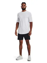 Short deportivo Under Armour modelo Unstoppable, color negro, confeccionado en tejido elástico y repelente al agua. Cuenta con cintura elástica con cordón ajustable, bolsillos laterales abiertos y un bolsillo con cremallera en el lateral derecho.