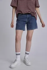 Bermuda de jean azul oscuro, corte a la rodilla.