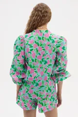 Short de lino con estampado floral en tonos celeste, rosa y verde.