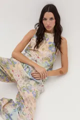 Musculosa estampada de escote redondo con apertura y botón en la espalda, confeccionada en una mezcla de algodón y seda con diseño floral multicolor sobre base beige.