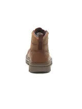 Bota Caterpillar Modulate WP de cuero marrón, impermeable, con cordones, suela de goma con gran tracción y detalles metálicos dorados.