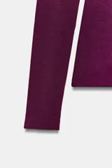 Camiseta de manga larga en tejido rib color bordó, con corte entallado slim fit y escote cuadrado estructurado.
