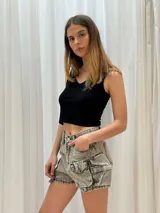 Short de jean gris claro con tiro medio, bolsillos delanteros y traseros, y cierre con botón y cremallera.