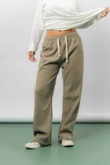 Pantalón de corte relajado y pierna recta, confeccionado en tejido tipo corderoy liviano. Presenta cintura elastizada con cordón ajustable y diseño de silueta amplia.