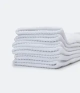 Kit de tres pares de medias deportivas blancas de caña media, con suela de toalla y tejido texturizado.
