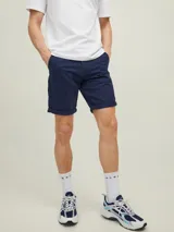 Short chino de corte regular y tejido elástico, con bolsillos laterales y traseros, y botamangas con vuelta.