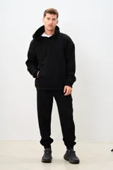 Canguro negro con capucha, cordones ajustables y bolsillo tipo canguro.