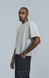 Remera de corte boxy, silueta amplia y recta, confeccionada en algodón premium. Presenta cuello redondo y mangas cortas, con un diseño de calce relajado.