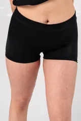 Short de baño negro liso, forrado en entrepierna, confeccionado con tela que contiene fibra LYCRA® XTRA LIFE™ con protección UV fps 50+.