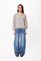 Jean de corte wide leg en color azul denim, con tiro medio y diseño de cinco bolsillos. Presenta costuras laterales marcadas y un acabado lavado.