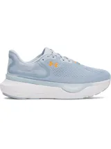 Championes de running Under Armour Infinite Pro 2, color celeste con entresuela blanca y detalles en naranja. Cuentan con capellada de malla transpirable, amortiguación UA HOVR+ y suela de goma diseñada para mayor durabilidad y retorno de energía.