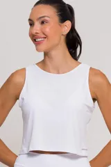 Musculosa deportiva color blanco, sin mangas, de cuello redondo y corte corto, confeccionada en microfibra de poliamida con tecnología de secado rápido y protección UV.