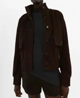 Jersey de punto gris oscuro con cuello alto y mangas largas, de diseño entallado y textura acanalada.