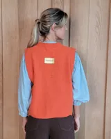 Chaleco tejido de punto en lana lambswool, con cuello redondo, diseño sin mangas y aberturas laterales en el ruedo.