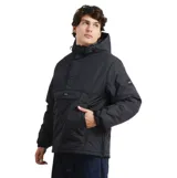 Campera tipo anorak de O'Neill, color negro, con medio cierre frontal, capucha ajustable y bolsillo frontal con solapa de velcro. Presenta un diseño técnico con relleno liviano, puños ajustables con velcro y bolsillos laterales diagonales.