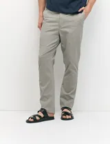 Pantalón tipo chino de corte slim moderno, de color gris, con bolsillos funcionales delanteros e italianos y detalles de costura premium.
