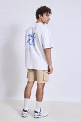 Remera de algodón color verde oliva, corte oversize, con cuello redondo y un pequeño logo bordado en el pecho.