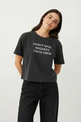 Remera de algodón, manga corta y cuello redondo, con estampado frontal en colores vibrantes.