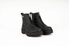 Bota corta de cuero color negro con cierre frontal y suela track dentada. Diseño de caña baja con costuras reforzadas y forro interior de felpa.
