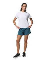 Remera deportiva técnica Columbia de color blanco, de manga corta, cuello redondo y ajuste cómodo, diseñada con tecnologías Omni-Shade™ de protección solar y Omni-Wick™ de secado rápido.