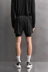 Short de running negro de tejido técnico perforado, ligero y elástico, con malla interior. Presenta cintura elástica ajustable con cordón interior, bolsillo trasero con cierre de seguridad y bajo con aberturas laterales.