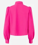 Camisa celeste de crepé con cuello inglés, manga larga abullonada y abotonadura frontal.