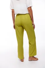 Pantalón color verde oliva, de corte recto y tiro alto, con cintura elástica ajustable con cordón.