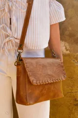 Bandolera de cuero color camel con correa larga regulable.