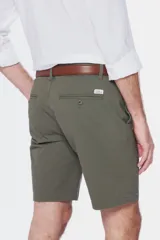 Bermuda clásica color beige con bolsillos laterales y traseros, confeccionada en algodón con spandex.
