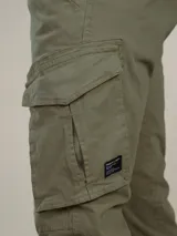 Pantalón cargo negro de sarga de algodón con spandex, con bolsillos laterales con solapa y etiqueta con el logo de la marca en uno de ellos.