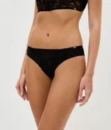 Bombacha de tipo bikini y hilo doble de la marca Lov, confeccionada en poliamida con detalles en tul geométrico negro y forro interior de algodón. Presenta un diseño moderno y elegante con laterales medios y aplique metálico con logo de la marca.
